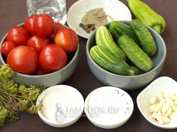 Ингредиенты для маринованного ассорти из огурцов и помидоров на зиму