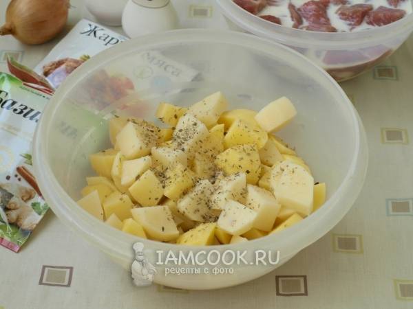 Картошка, тушеная с мясом в духовке