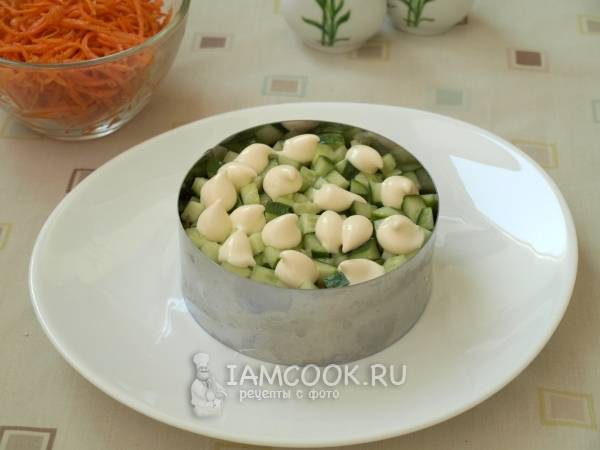 Очень вкусный слоеный салат Восторг с корейской морковью на праздничный стол
