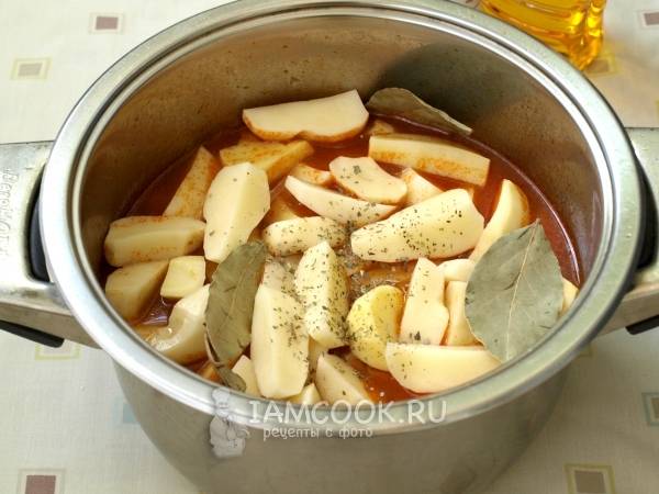 Тушеная картошка с говядиной в кастрюле — рецепт с фото пошагово