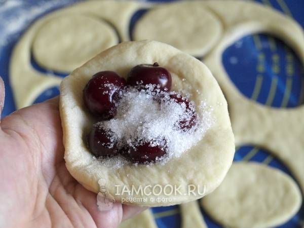 Духовые пирожки с вишней – кулинарный рецепт