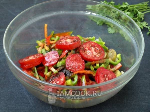 Армянский салат из обжаренных баклажанов, томатов и перцев
