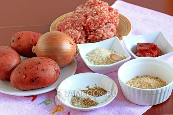Ингредиенты для тефтелей с картошкой в соусе в духовке