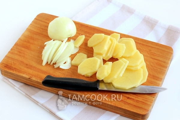 Порезать лук и картофель