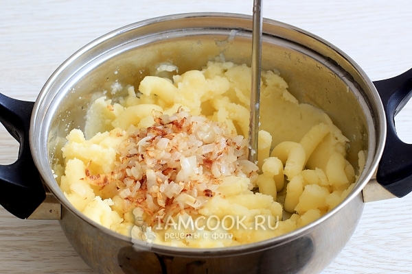 Положить лук к картофельному пюре