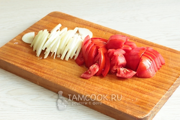 Порезать лук и помидоры
