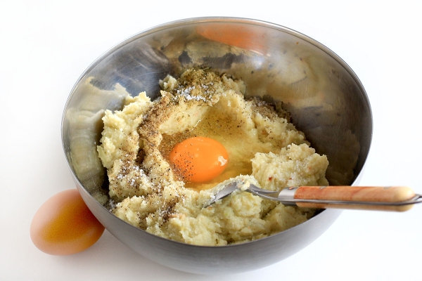 Добавить яйца, соль и перец