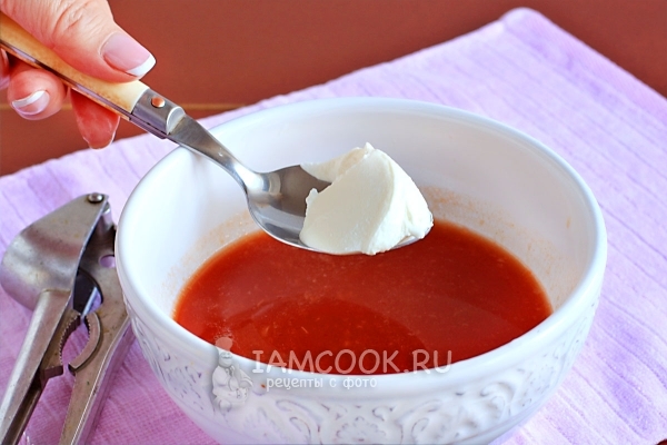 Соединить томатную пасту, сметану и чеснок
