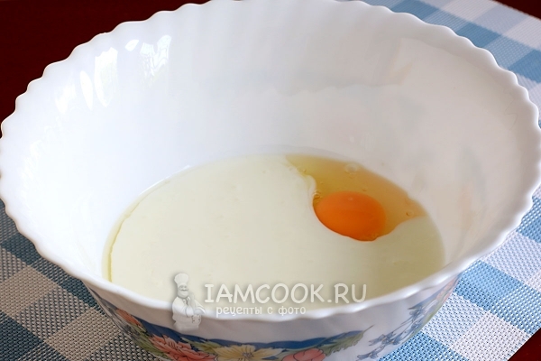 Соединить яйцо с кефиром