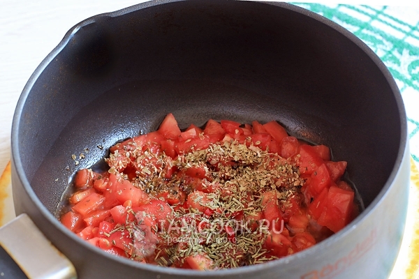 Положить помидоры и специи