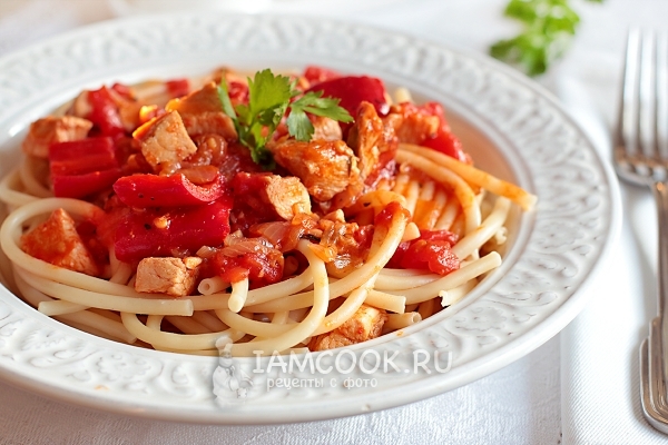Фото спагетти с курицей в томатном соусе
