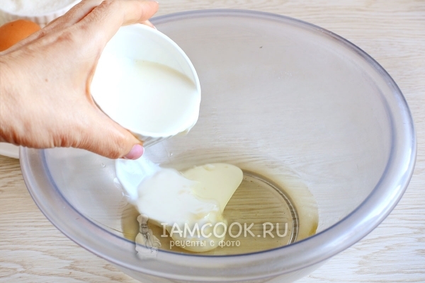 Соединить масло с молоком