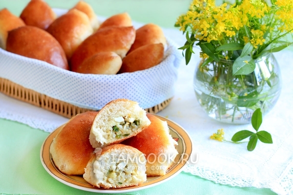 Фото печеных пирожков с рисом, яйцом и зеленым луком