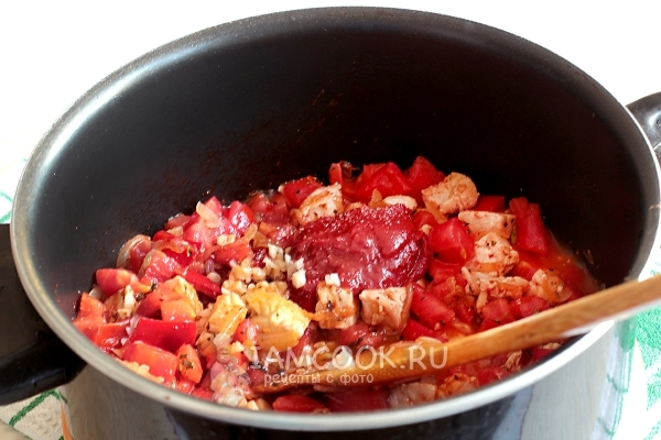 Добавить томатную пасту, чеснок и специи