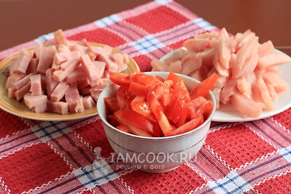 Порезать мясо и помидоры