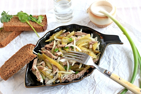 Рецепт салата «Шахтерский» с солеными огурцами
