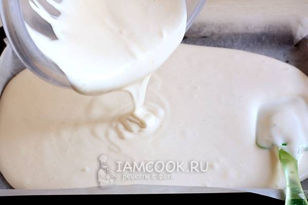 Выложить тесто в форму