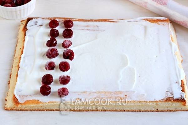 Выложить на бисквит вишню