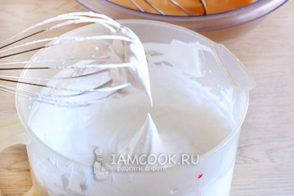Взбить белки с сахаром