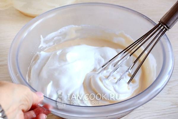 Ввести взбитые белки