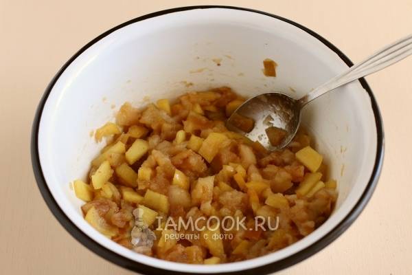 Пирожки с вишней и яблоками