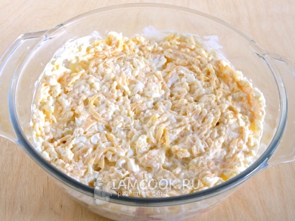 Выложить сырно-яичную массу