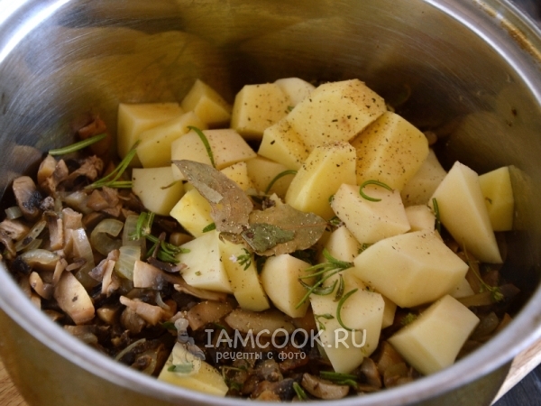 Соединить грибы, картофель, тимьян, розмарин и лавровый лист