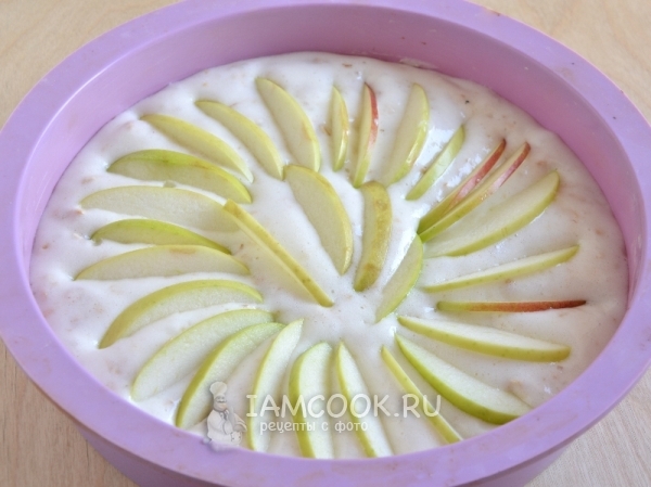 Выложить на тесто яблоки