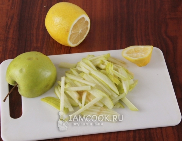 Сбрызнуть яблоки соком лимона