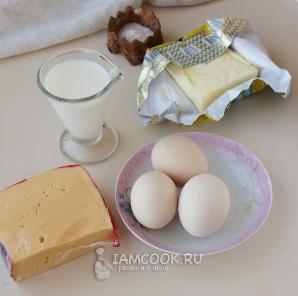 Ингредиенты для пышного омлета с сыром на сковороде