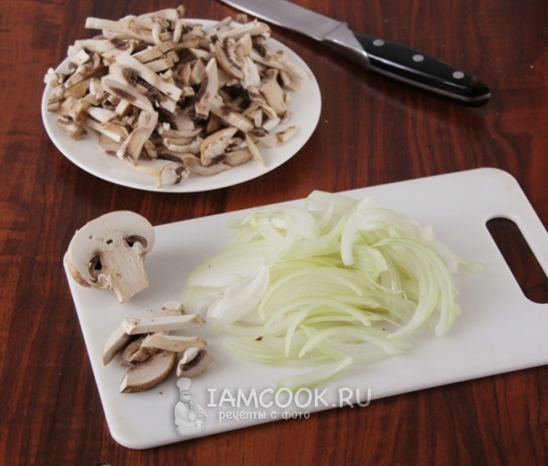 Порезать грибы и лук