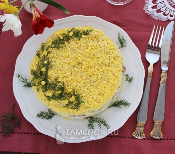 Готовый салат «Мимоза» с сыром и сливочным маслом