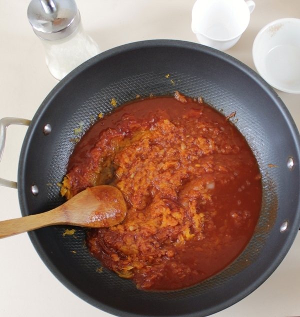 Влить томатную пасту с водой