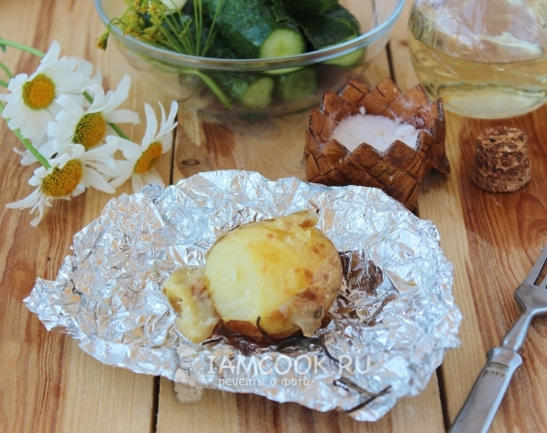 Готовая картошка в мундире в фольге в духовке