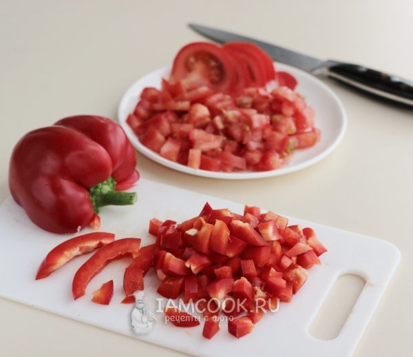 Порезать перец и помидор
