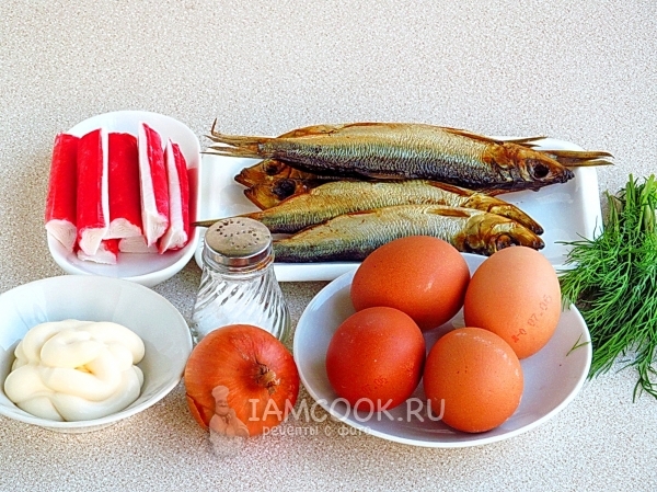Ингредиенты для салата с копчёной рыбой, крабовыми палочками и яйцами