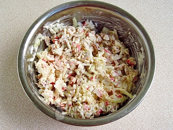 Готовый салат с копчёной рыбой, крабовыми палочками и яйцами