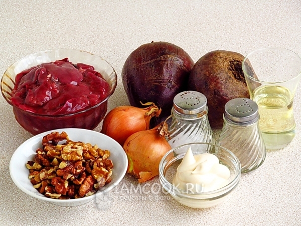 Ингредиенты для салата из свёклы, куриной печени и орехов