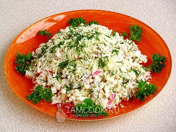 Салат с копченой рыбой и крабовыми палочками | Кулинарные рецепты с фото пошагово