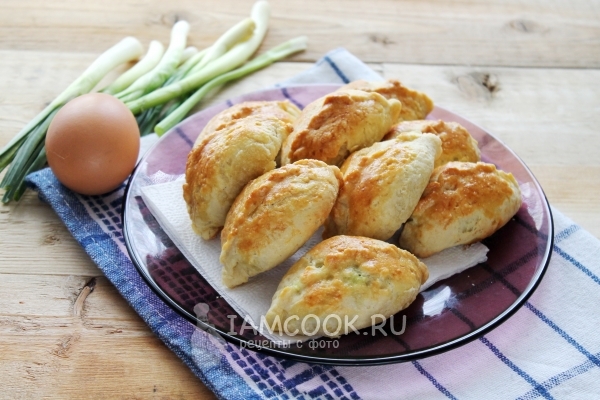 Фото закусочных пирожков с луком и яйцом