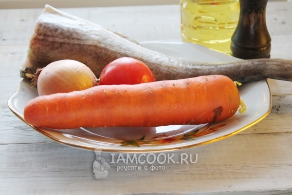 Ингредиенты для тушеной трески с морковью и луком