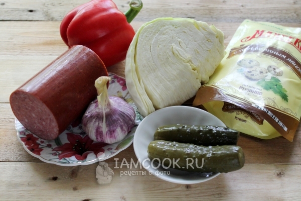 Ингредиенты для салата из свежей капусты с копченой колбасой