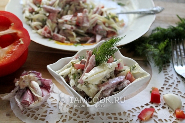 Фото салата из свежей капусты с копченой колбасой