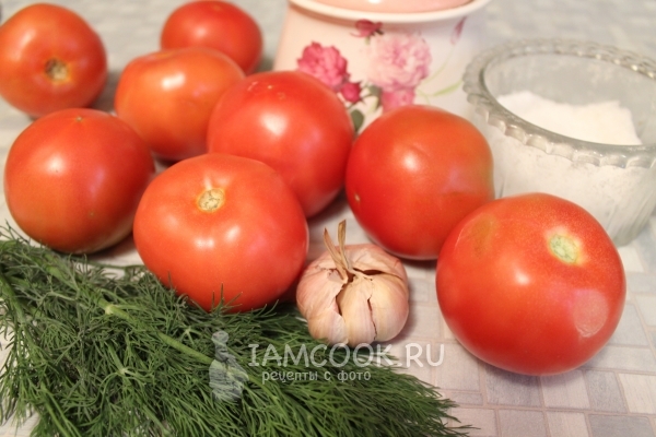 Ингредиенты для соленых помидоров в ведре на зиму