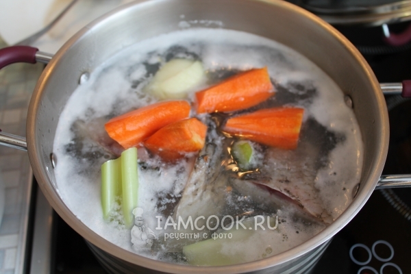 Положить лук и морковь в бульон
