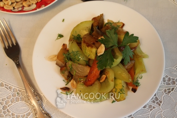 Тёплый овощной салат с орешками