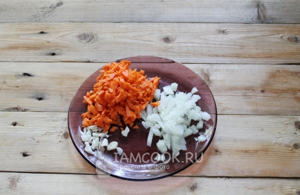 Порезать лук, морковь и чеснок