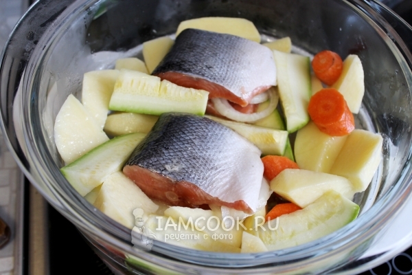 Положить рыбу и овощи в форму
