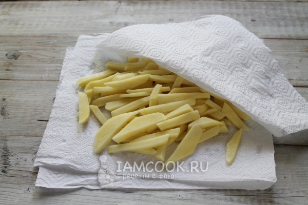 Просушить картофель на салфетке