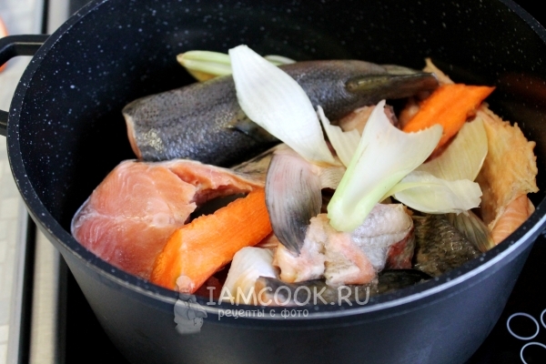 Положить в кастрюлю овощи и рыбу